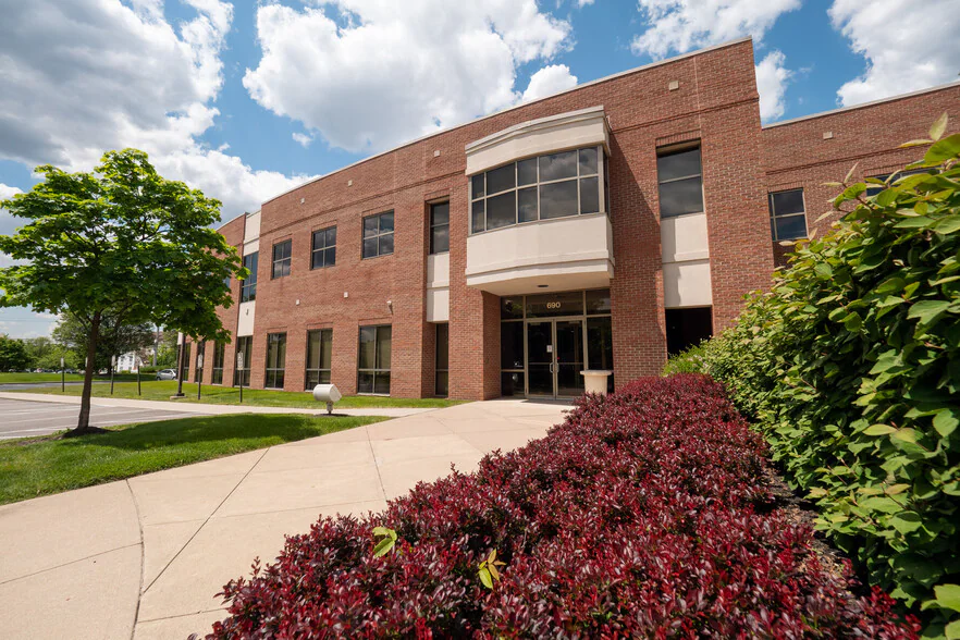 690 Taylor Rd Gahanna OH Building Photo 1 Large