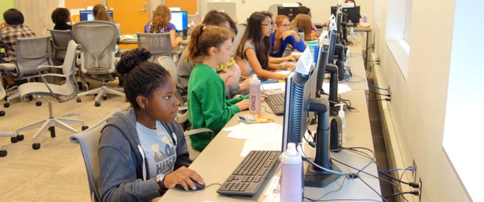 Header image of girls working at the digital animation program